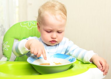 Karışık havuç yiyen çocuk