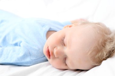 yatakta uyuyan bebek