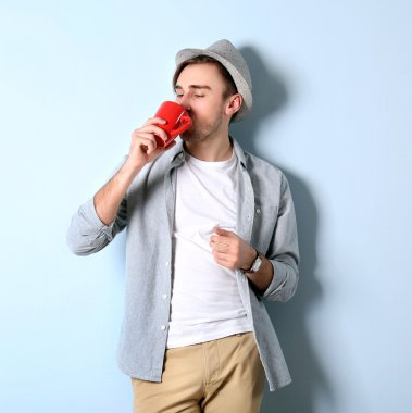 Bir fincan kahveli adam.