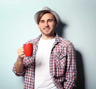 Bir fincan kahveli adam.