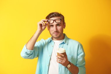 Bir fincan kahveli adam.