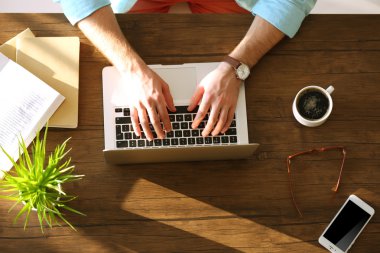 İşadamı dizüstü bilgisayarla çalışıyor 