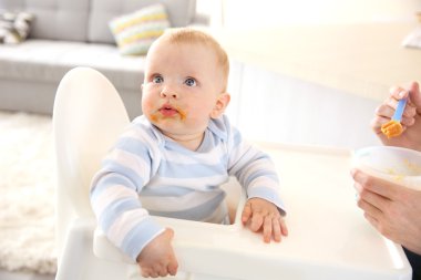 Bebek bir kaşıkla besleme