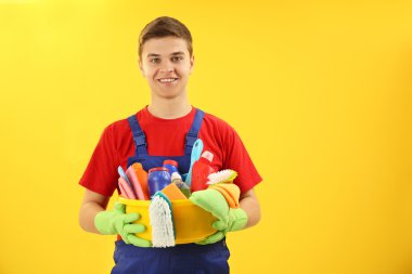 Plastik Havzası tutan adam 