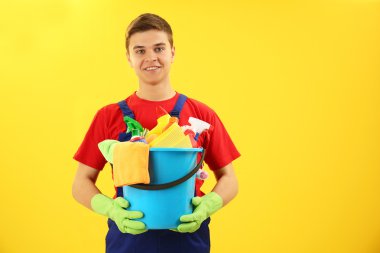 Plastik kova tutan adam 