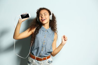 Kulaklıkla müzik dinleyen kadın.