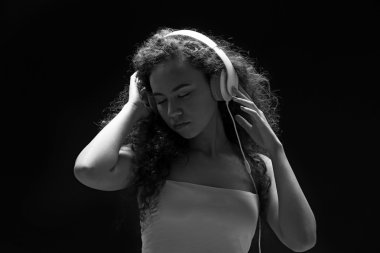 Kulaklıkla müzik dinleyen kadın.