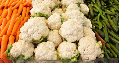 Sebze tezgahları pazarında