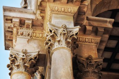 Eski binanın cephesi