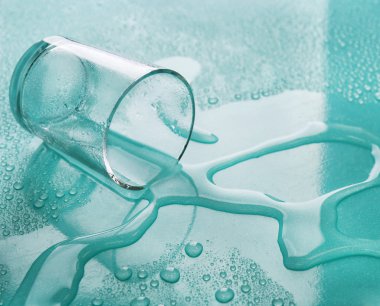 Devrilmiş içki kadehi 