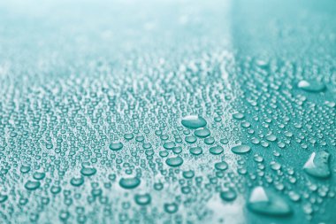 Su bardağa düşer. 