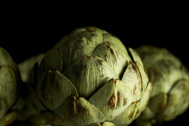 siyah arka plan üzerine enginar