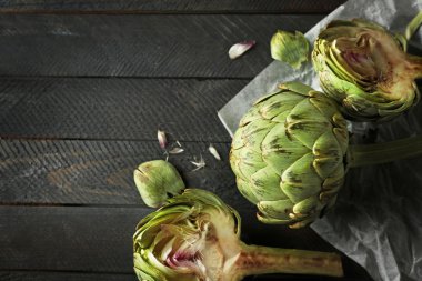 Enginar ahşap arka plan üzerinde