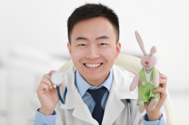 yakışıklı erkek doktor 