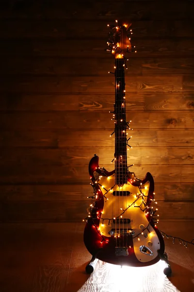 Elektrische gitaar met verlichte garland — Stockfoto