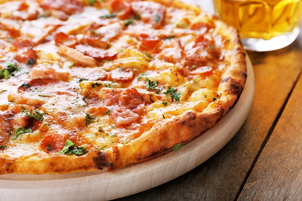 Gustosa pizza e bicchiere di birra — Foto Stock