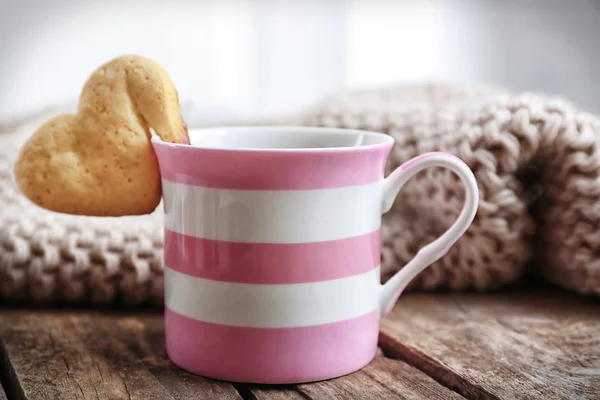 Galleta en forma de corazón en taza — Foto de Stock