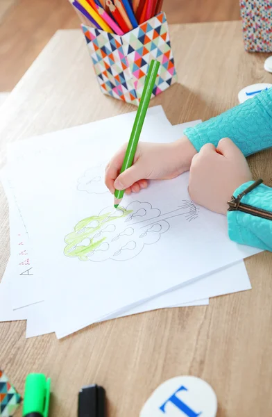 Little girl learning to draw — Stock Photo, Image