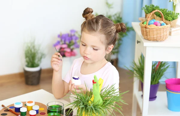 Niña decorando huevo de Pascua — Foto de Stock