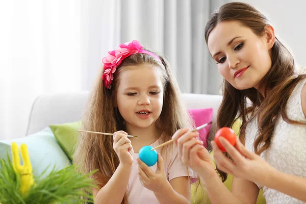 Mãe e filha decorando ovos de Páscoa — Fotografia de Stock