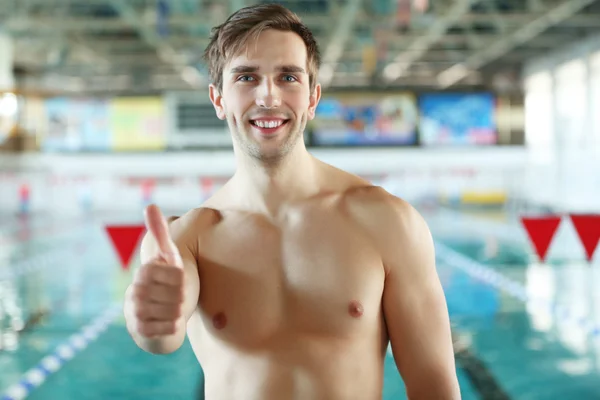 Hombre deportivo guapo en la piscina —  Fotos de Stock