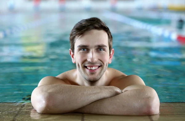 Snygg sportig man i poolen — Stockfoto