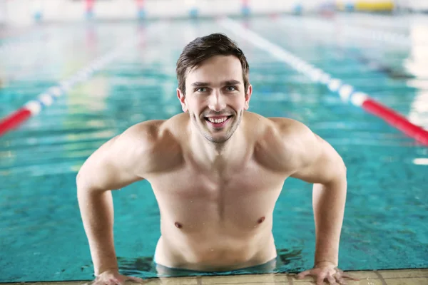 Bonito desportista na piscina — Fotografia de Stock