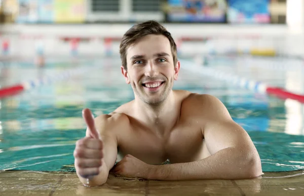 Knappe sportieve man in het zwembad — Stockfoto