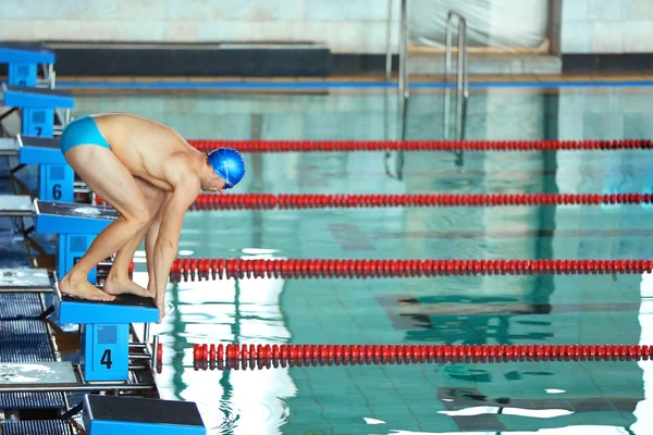 Спортивный человек готовится прыгнуть в воду — стоковое фото