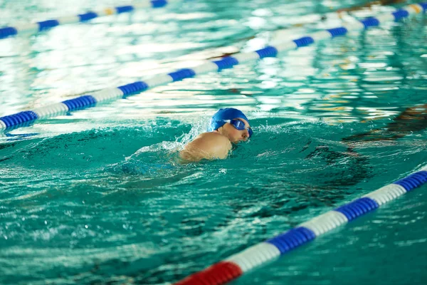 Deportivo joven nadando —  Fotos de Stock
