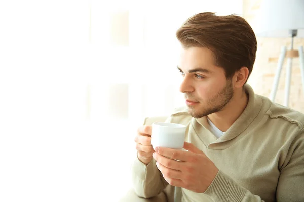 Beau homme buvant du café — Photo