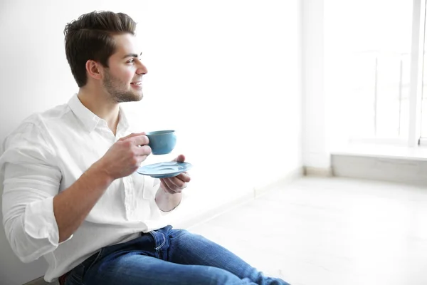 Hombre guapo bebiendo café —  Fotos de Stock