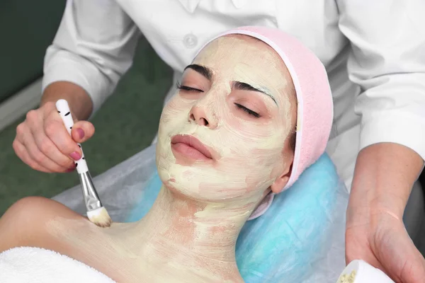 Jonge vrouw met gezicht procedures in een schoonheidssalon — Stockfoto