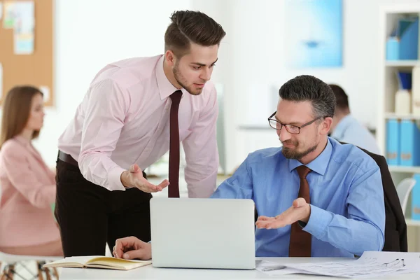 Jóvenes Ingenieros Trabajando Oficina — Foto de Stock