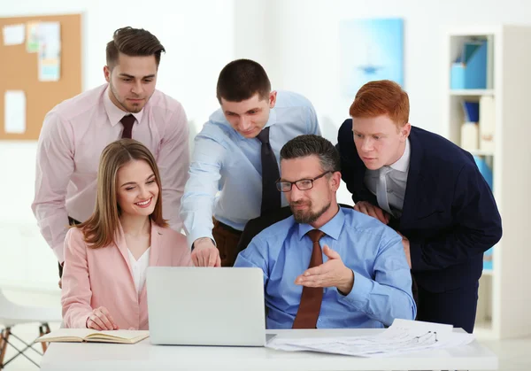 Jonge Ingenieurs Die Werkzaam Zijn Het Kantoor — Stockfoto