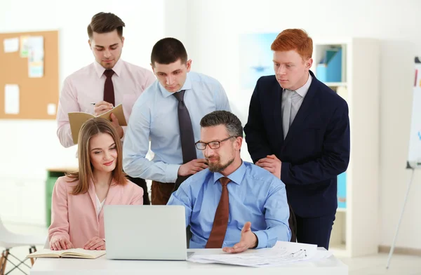 Jonge Ingenieurs Die Werkzaam Zijn Het Kantoor — Stockfoto