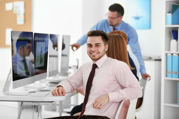 Jonge Ingenieur Werken Kantoor — Stockfoto