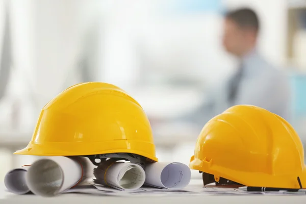 Gelbe Helme auf dem Bürotisch — Stockfoto