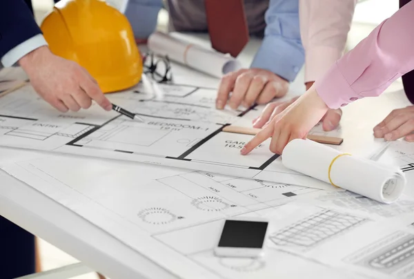 Jóvenes ingenieros trabajando — Foto de Stock