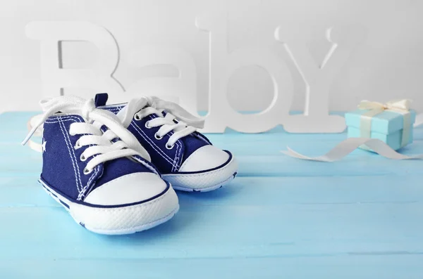 Μπότες μωρό στο μπλε πάτωμα — Φωτογραφία Αρχείου