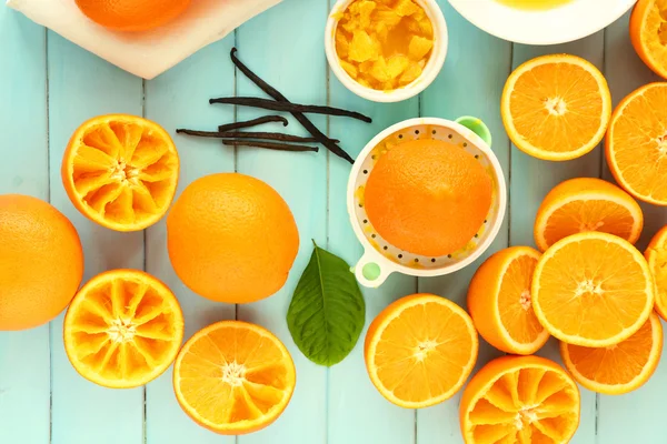Juicetillverkning läckra apelsiner — Stockfoto