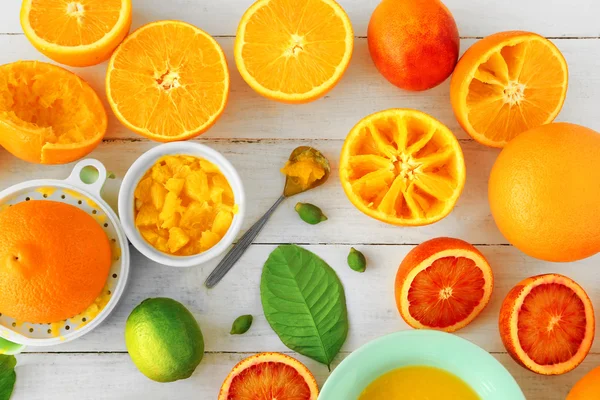 Saft leckerer Orangen — Stockfoto