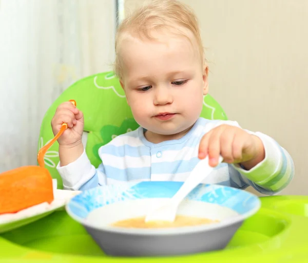 Child eating blended carrot — Stock Photo, Image