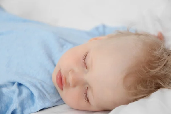 Baby schläft auf Bett — Stockfoto