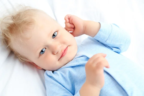 Baby auf Bett liegend — Stockfoto