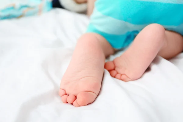 Pés de bebê na cama — Fotografia de Stock