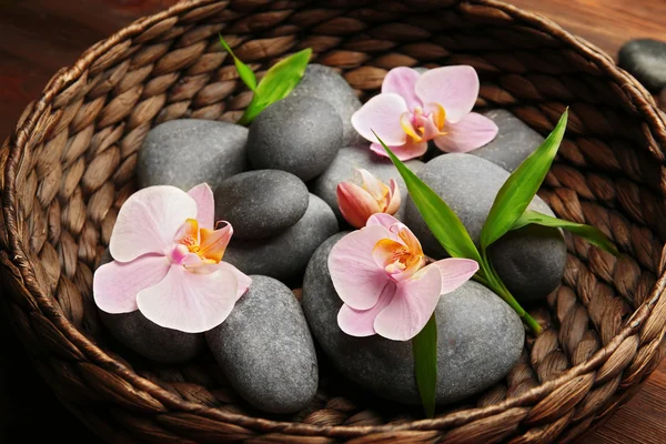 Piedras de Spa y flores de orquídea —  Fotos de Stock