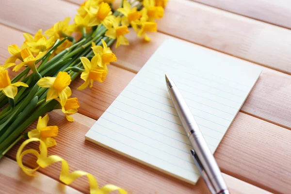 笔记本和黄色的水仙花 — 图库照片