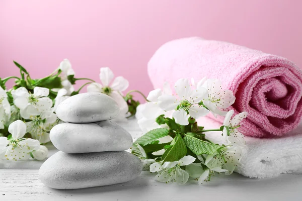 Spa-behandling med blommande gren — Stockfoto