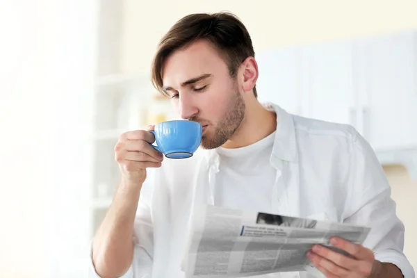 Snygg man med kopp kaffe — Stockfoto